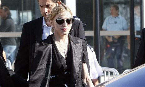 Madonna visita trabalhadores feridos em França