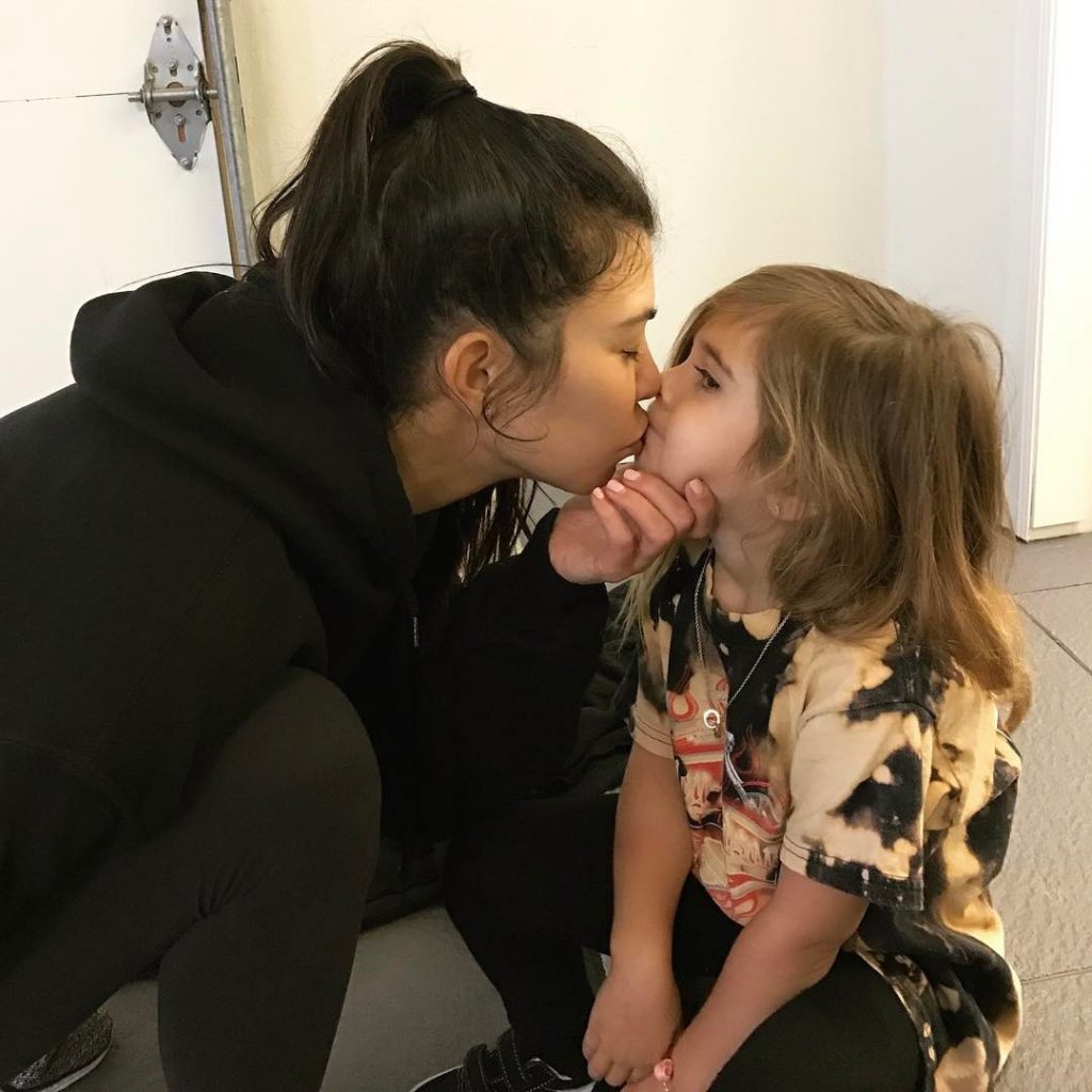 Activa Kourtney Kardashian Criticada Online Por Deixar A Filha Usar Um Piercing Falso 