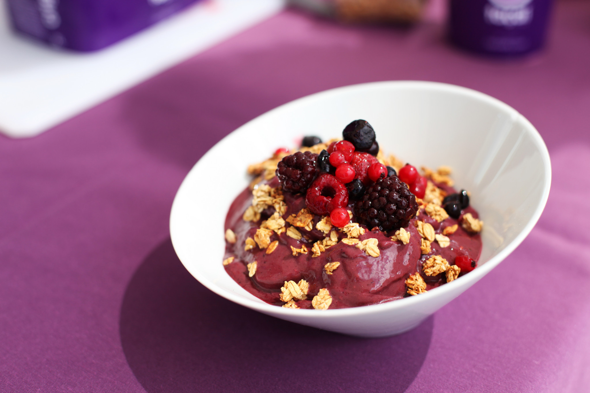 ta&ccedil;a&iacute; na ta&ccedil;a com frutos silvestres.jpg