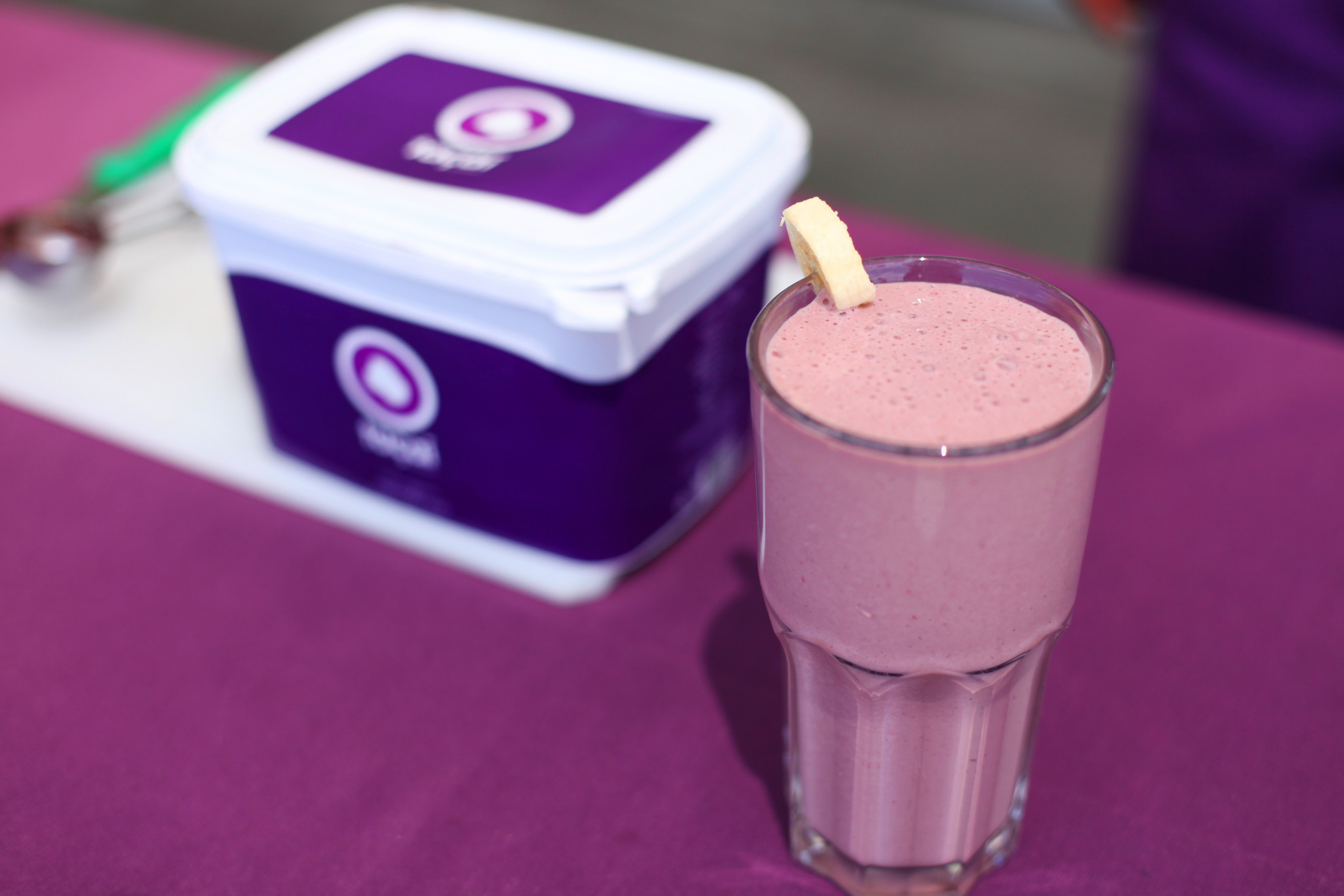 batido de ta&ccedil;a&iacute; com banana ou morangos.jpg