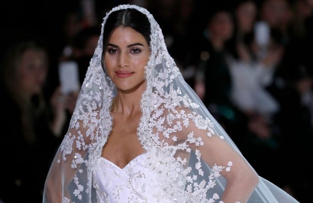 Camila Coelho desfila com vestido de noiva para Ralph & Russo