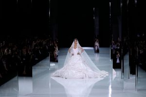 Camila Coelho desfila vestida de noiva para Ralph & Russo em Paris, Moda