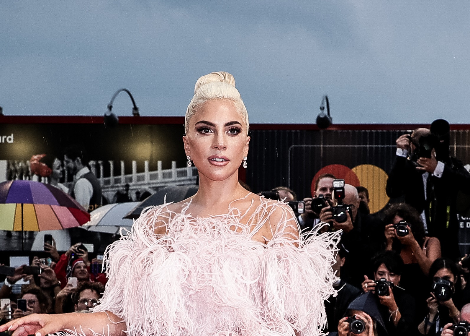 activa lady gaga dá nas vistas em veneza com vestido de 40 dólares