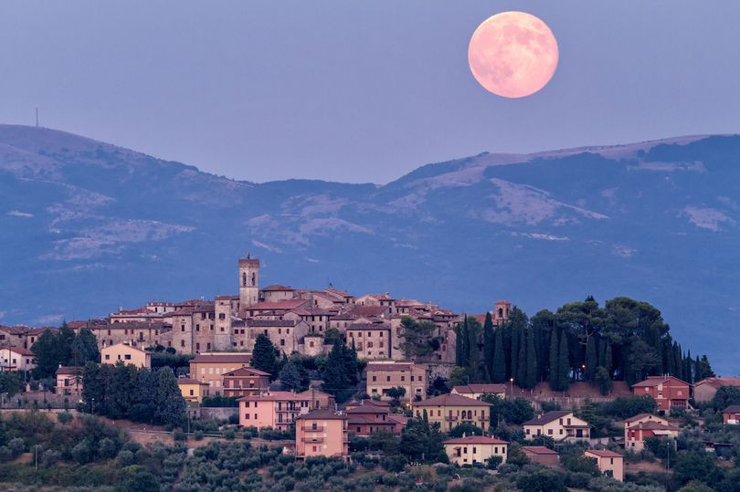 1_Huge-pink-full-moon.jpg