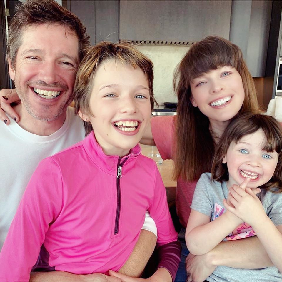 Milla Jovovich com o marido e as duas filhas.jpg
