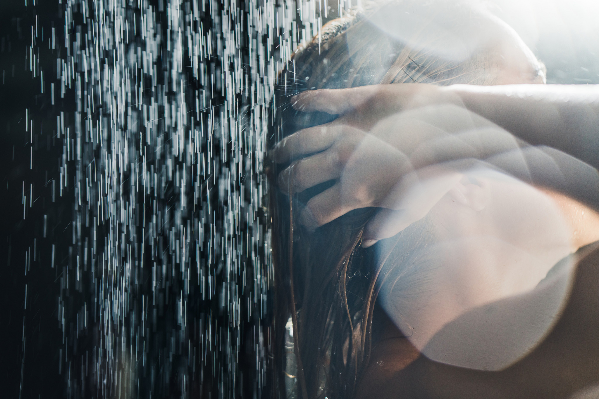 Девушки душе красивая видео. Фотосессия под душем. Красивая девушка под душем. Человек под душем.
