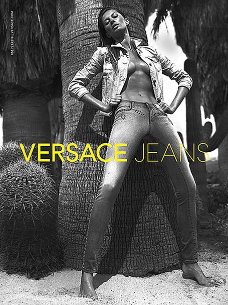 Gisele Bundchen super bronzeada e muito sexy em campanha da Versace Jeans