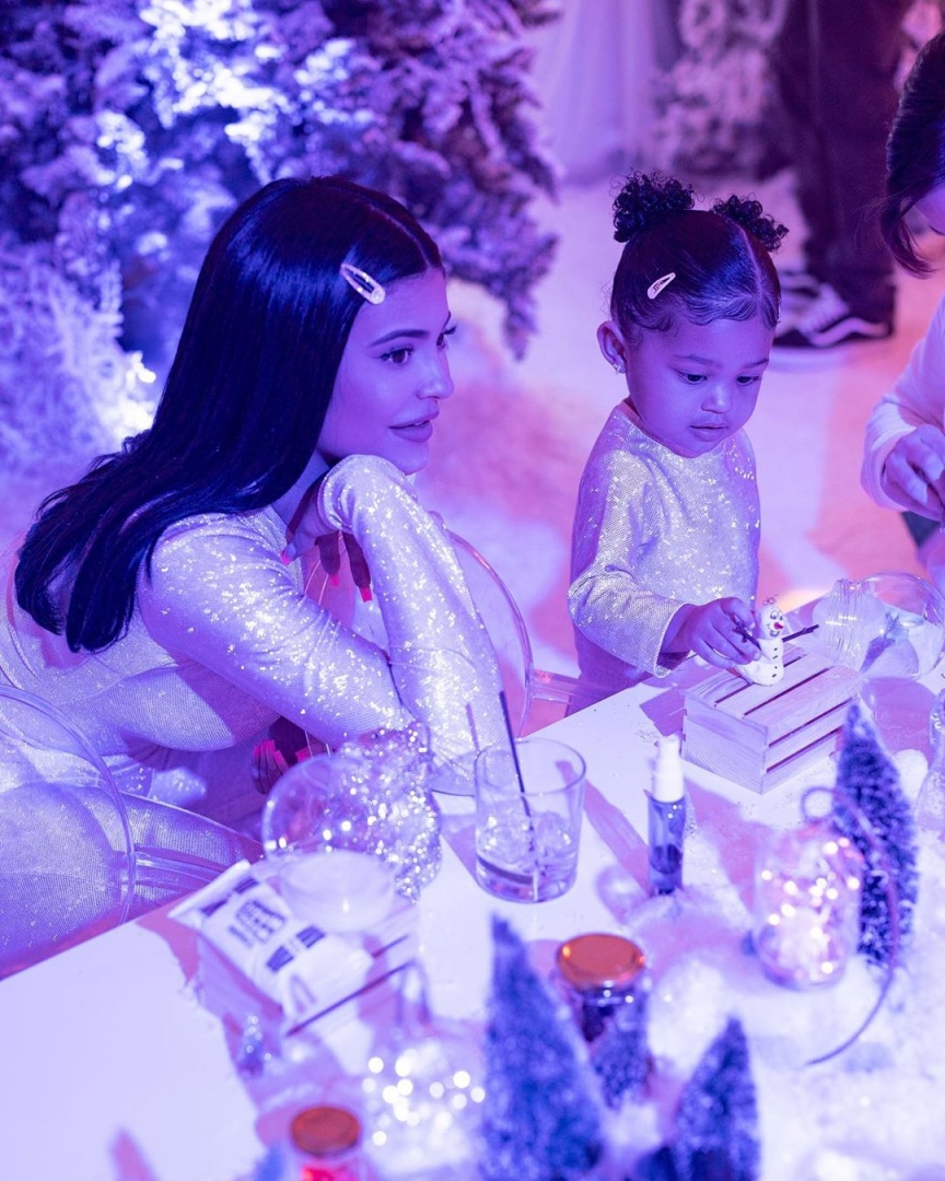 Kylie Jenner e Stormi na festa de segundo aniversário da bebé.