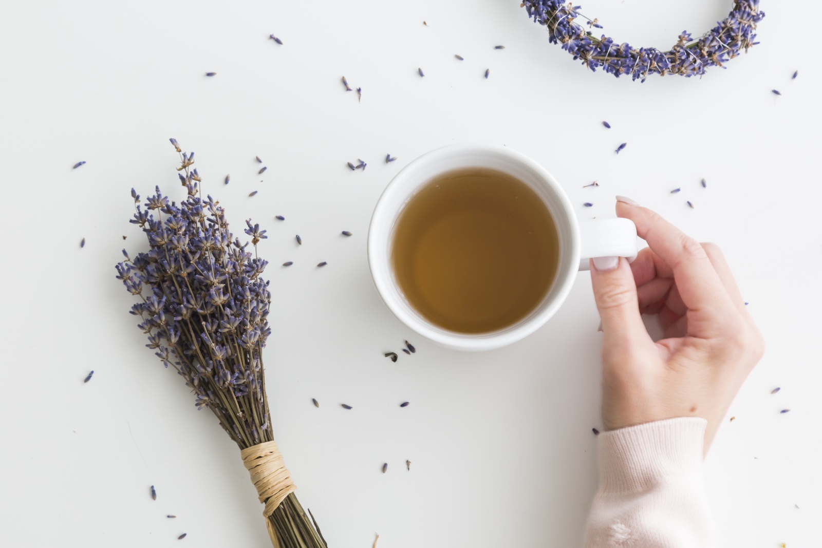 Embora sejam muitas vezes confundidas, os chás e as infusões são bebidas completamente diferentes e têm propriedade distintas.