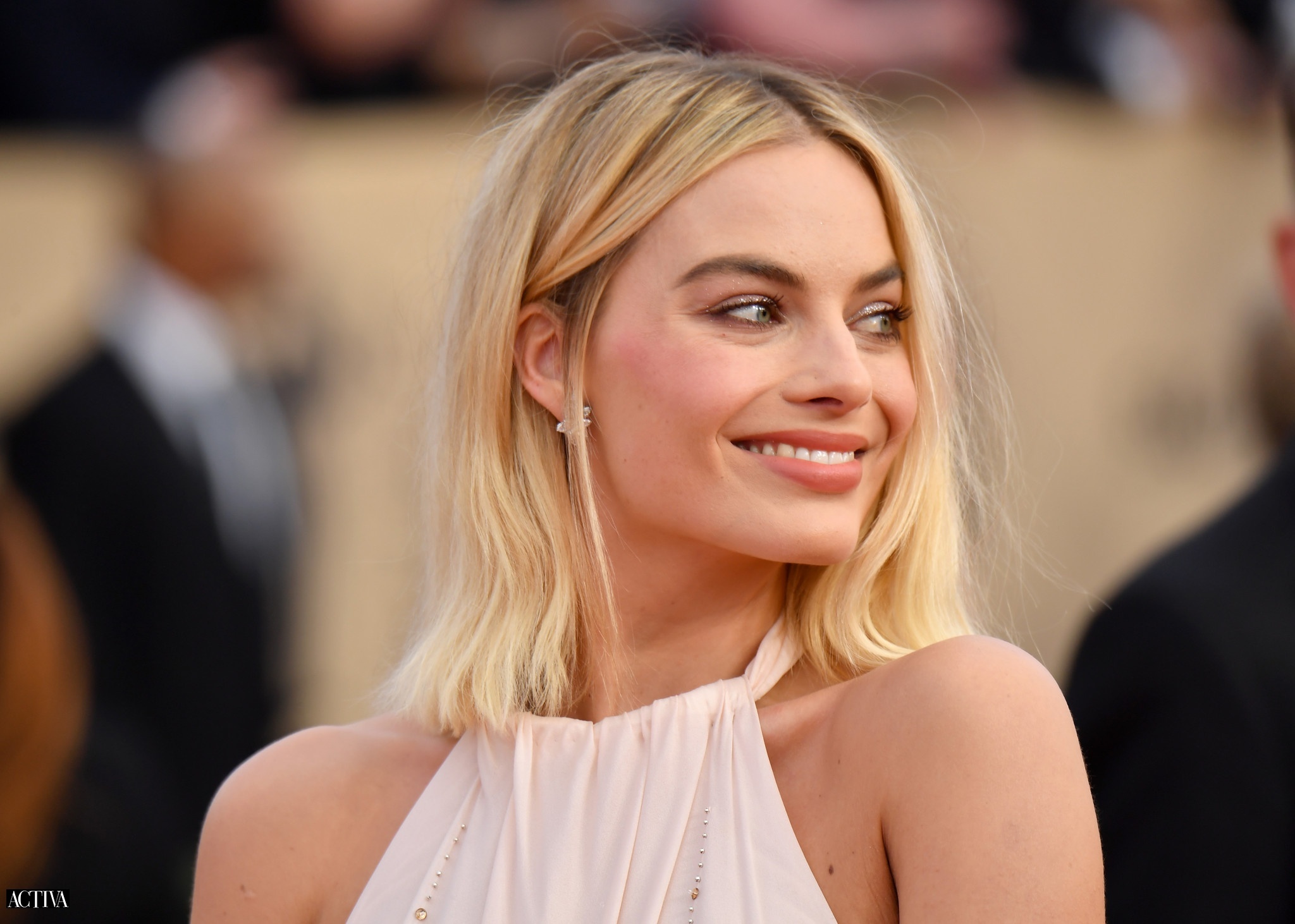 Activa Personal Trainer Da Atriz Margot Robbie Cria Polémica Não Precisamos De Tomar O 