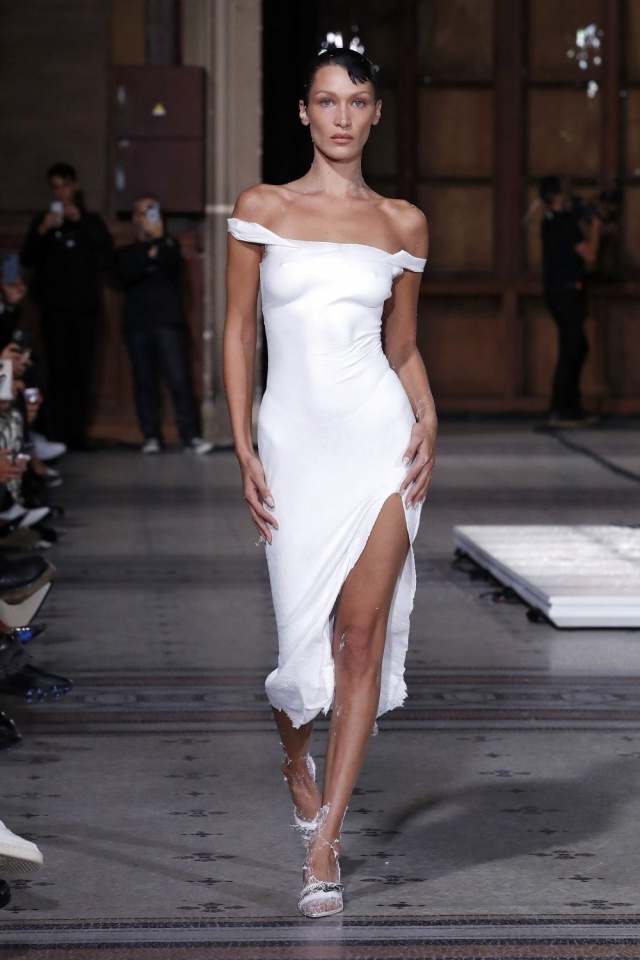 Semana de Moda de Milão começa com Bella Hadid em desfile da Fendi