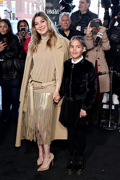 Ellen Pompeo com a filha no desfile de Michael Kors