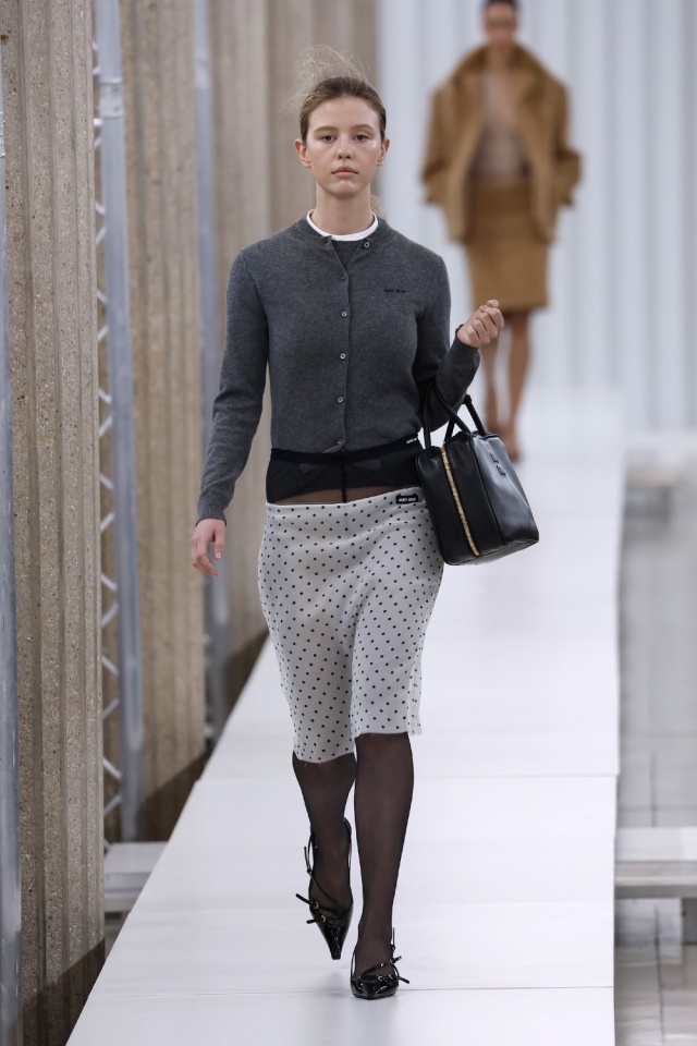 Look noite jantar  Prada bag outfit, Prada outfit, Casual style outfits