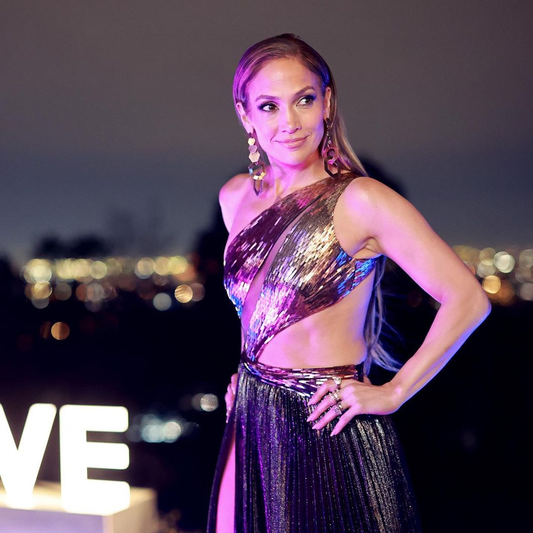 Jennifer Lopez lançou umas sandálias com que se pode casar