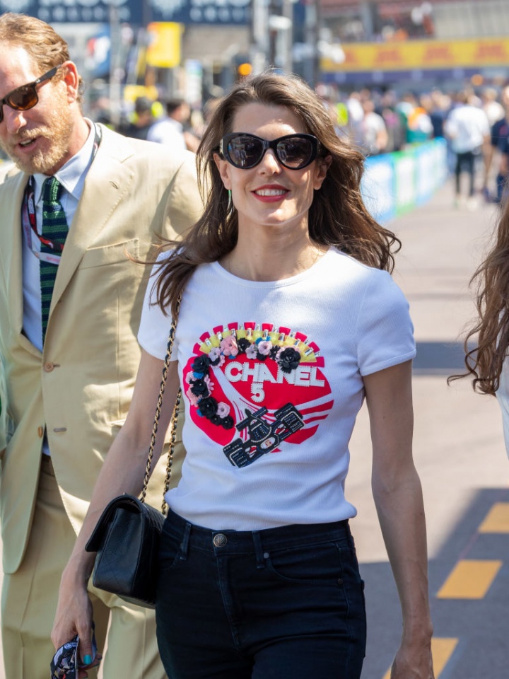 A t-shirt viral de Charlotte Casiraghi que custa quase 5 mil euros