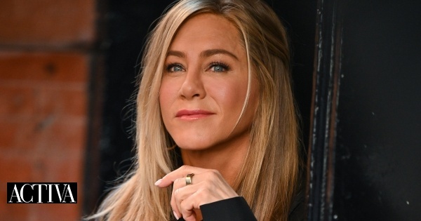 Jennifer Aniston elogiada por assumir raízes grisalhas