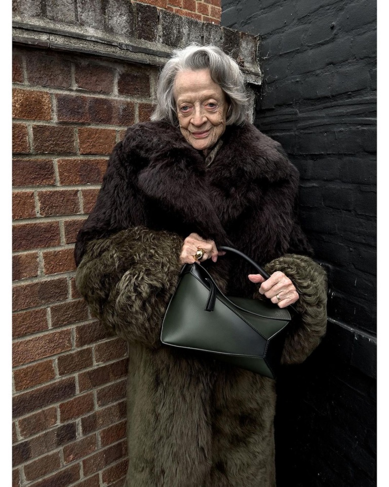 Aos 88 anos, Maggie Smith é protagonista da campanha da Loewe