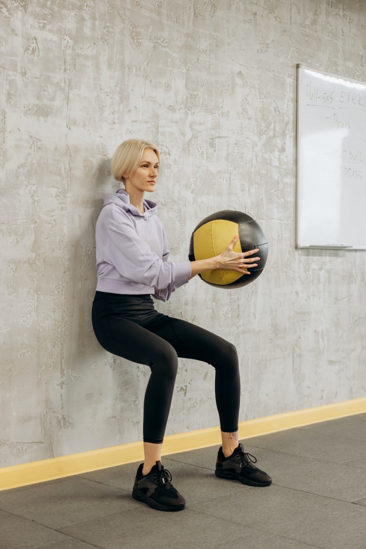 Pilates de parede: 25 minutos para tonificar o corpo sem ir ao ginásio