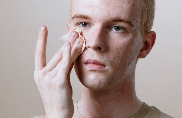 4 passos essenciais na rotina de pele de homem