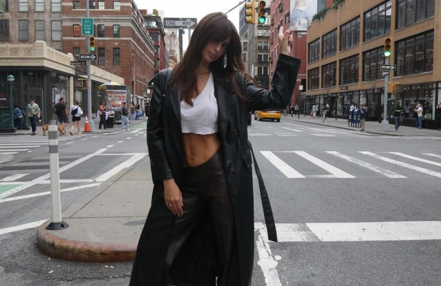 Gabardina de couro: a peça da estação