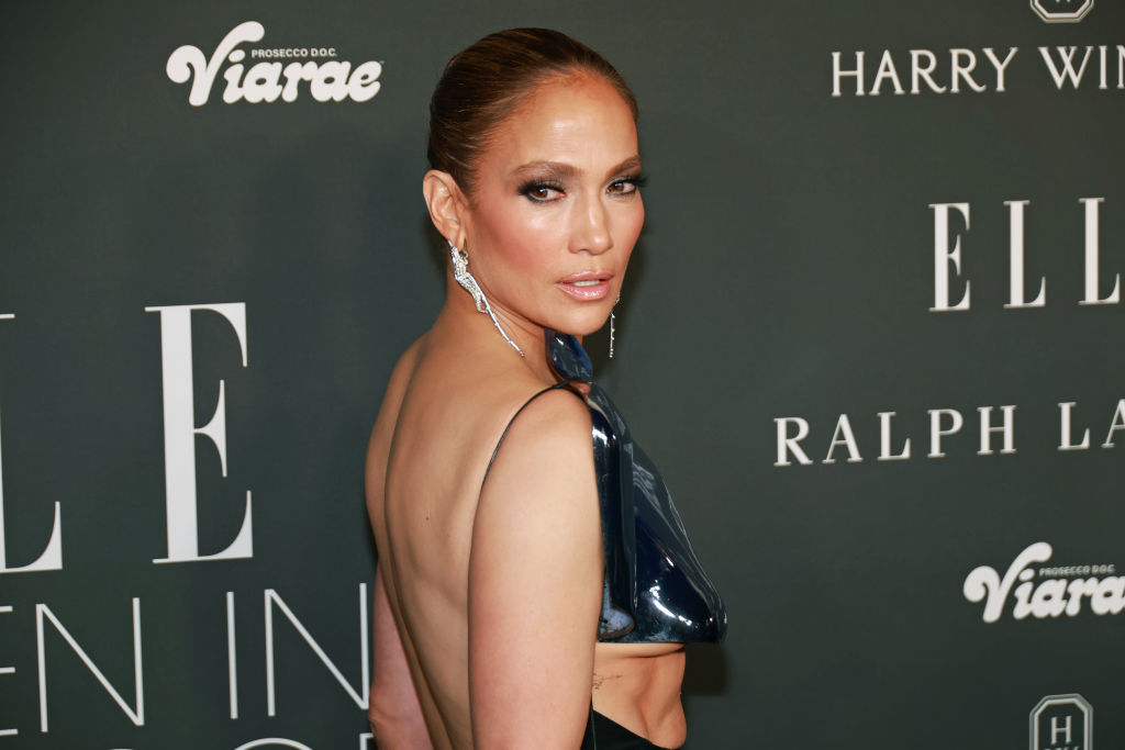 O "sexy" e ousado vestido de Jennifer Lopez, de 54 anos