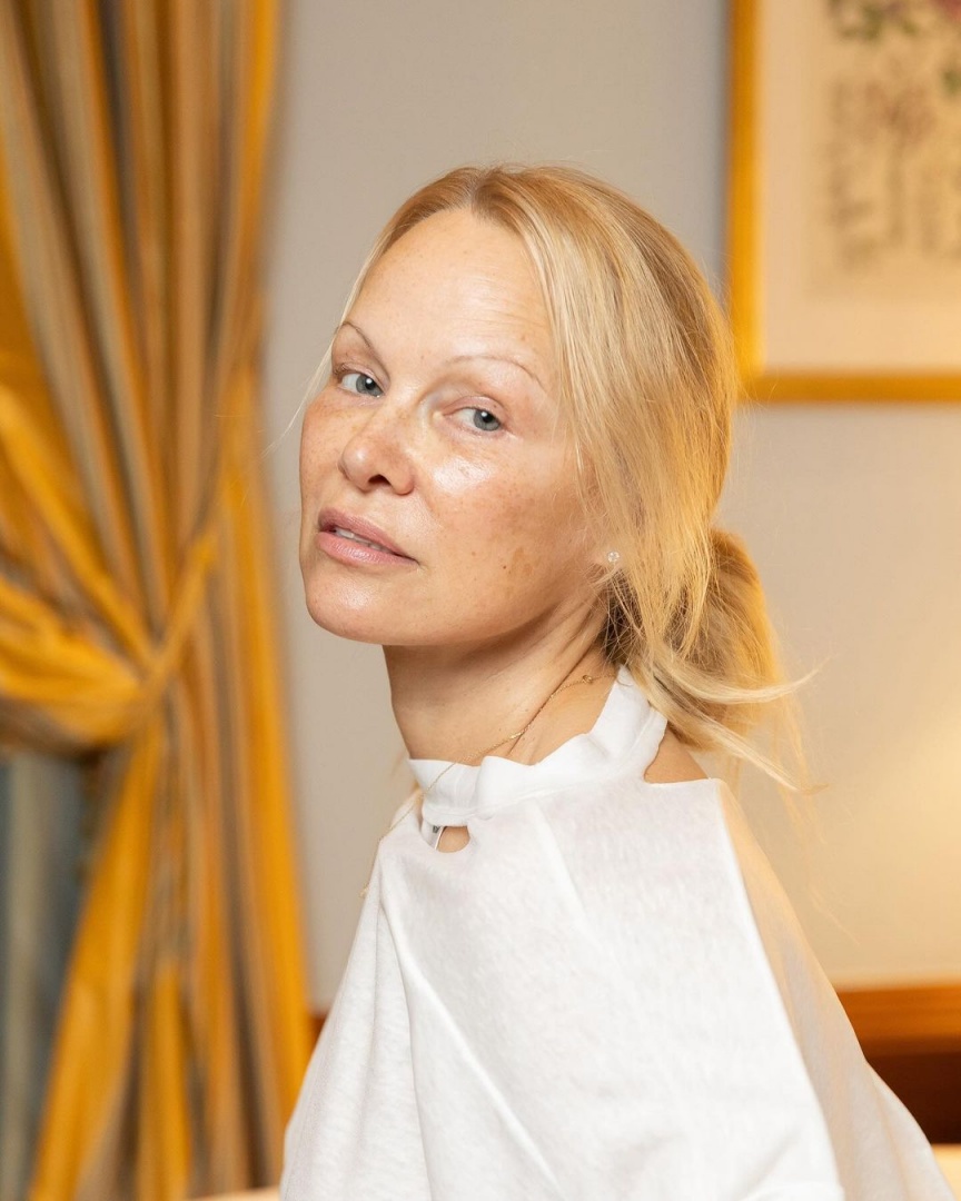 Pamela Anderson aparece (de novo) sem maquilhagem