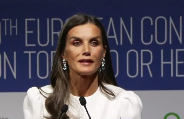 O baton da rainha Letizia que aumenta o volume dos lábios