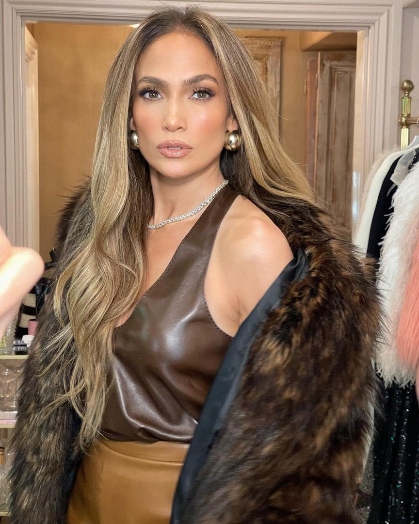 O "look" de Jennifer Lopez inspirado na tendência Mob Wife