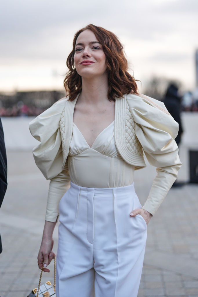 Emma Stone deslumbra na "front row" do desfile Louis Vuitton, em Paris