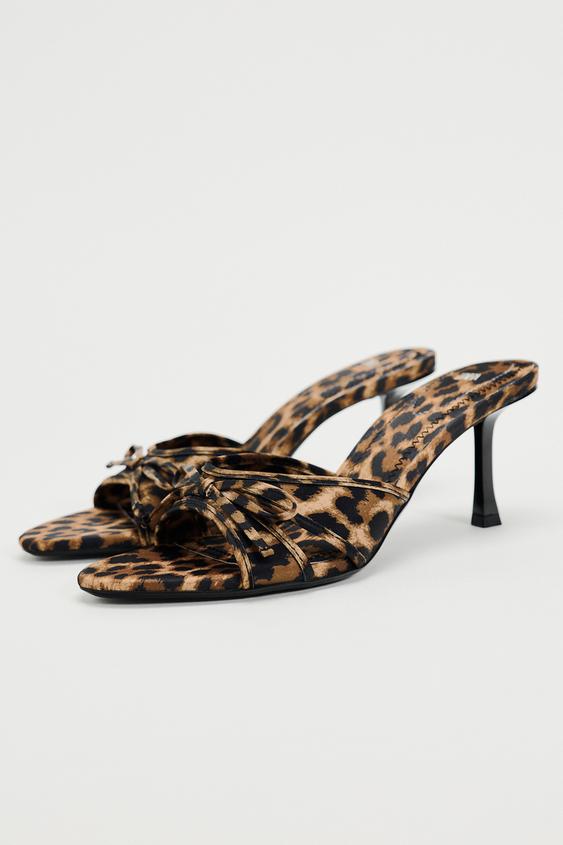 A Zara tem as sandálias "animal print" que Carrie Bradshaw imortalizou em 1998