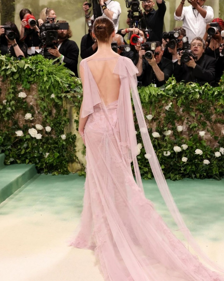 A obra-prima que Victoria Beckham criou para a atriz Phoebe Dynevor brilhar na MET Gala