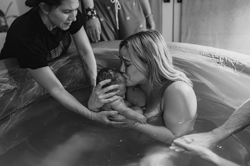As espetaculares fotos do parto em casa do 4.º filho de Hillary Duff