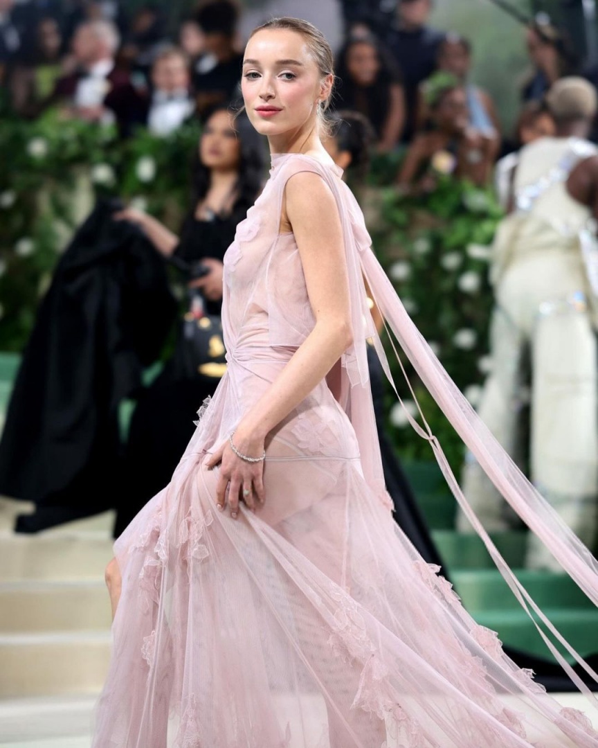 A obra-prima que Victoria Beckham criou para a atriz Phoebe Dynevor brilhar na MET Gala