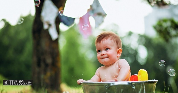 5 razões pelas quais os bebés precisam de brincar ao ar livre (e os essenciais de conforto)