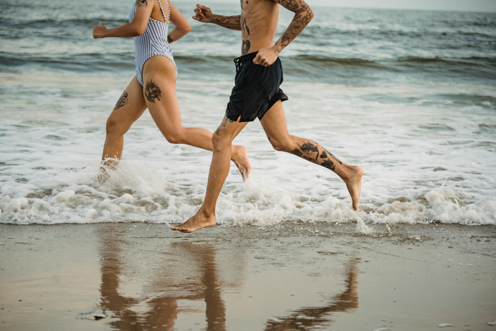 5 exercícios para fazer na praia e manter a rotina de treino