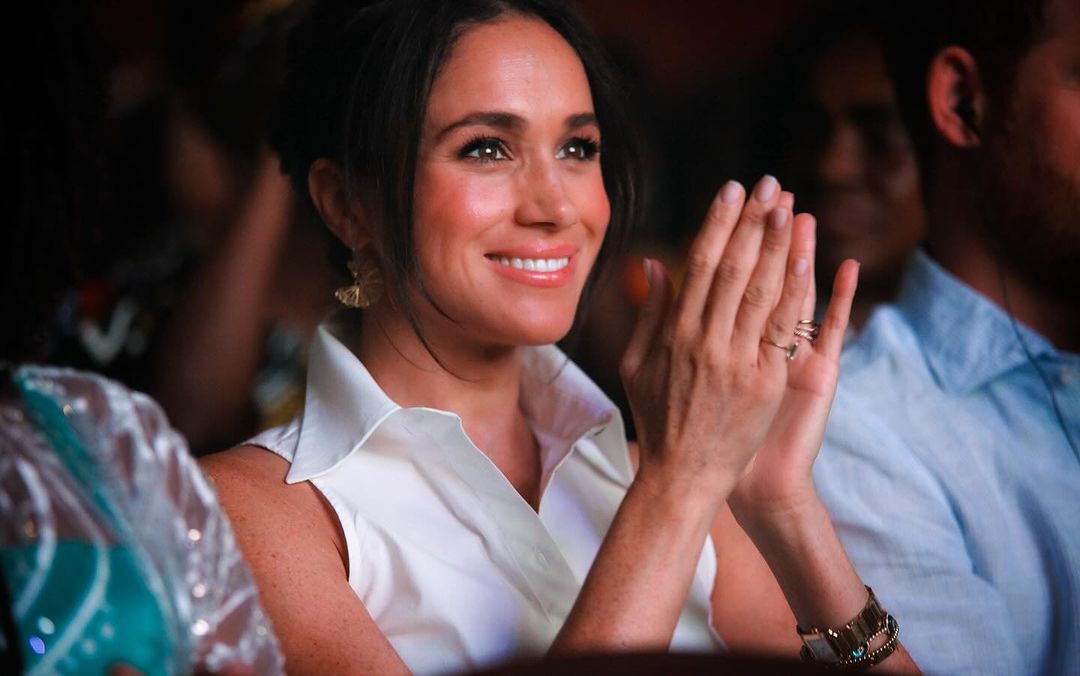 Na visita à Colômbia, Meghan Markle usou camisa da Mango que custa menos de €25,00