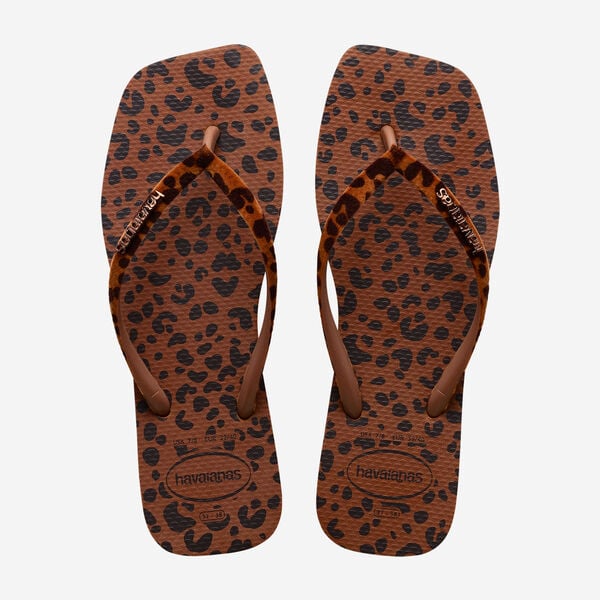 O visual de praia animal print de Rihanna com um toque brasileiro