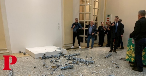 Homem destrói escultura de Ai Weiwei em inauguração de exposição em Itália