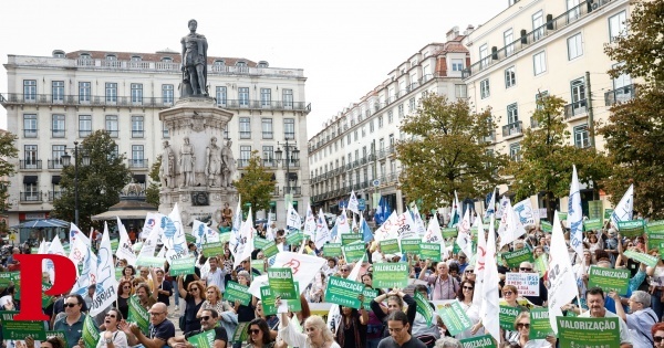 Lisboa: Centenas de professores de todo o país concentrados no Rossio