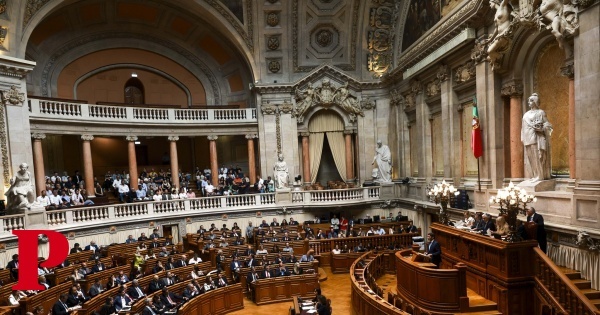 Partidos dividem-se sobre cidadãos fardados nas galerias do parlamento