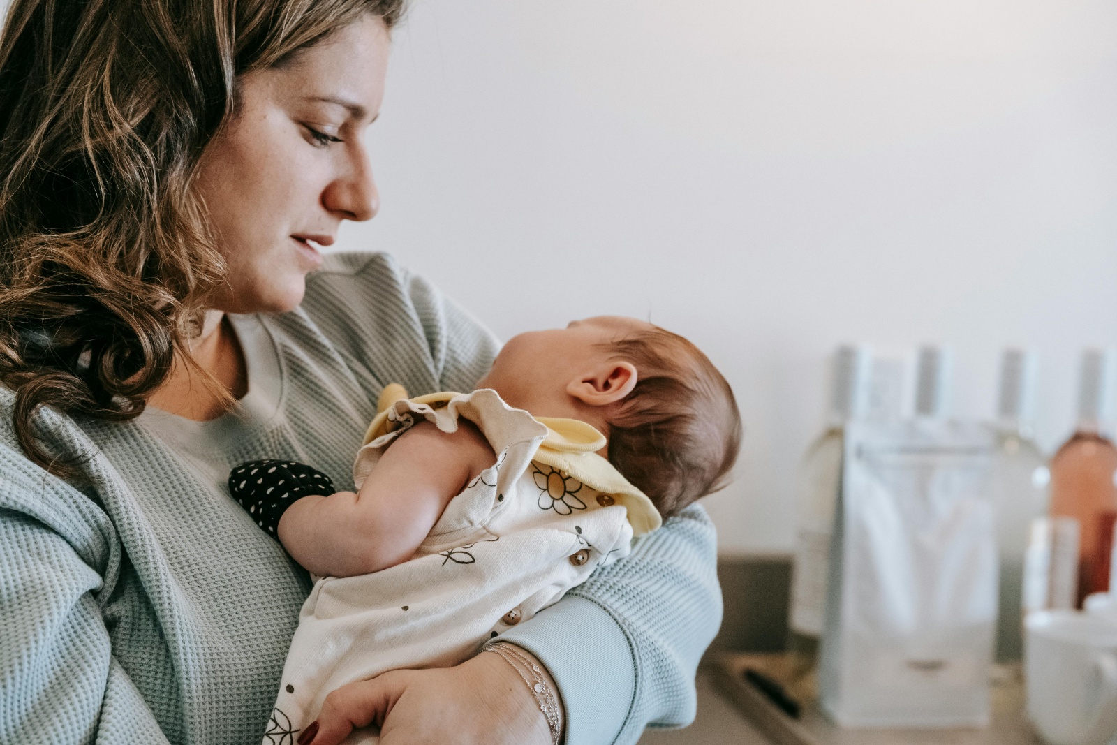 A pensar na saúde mental das mães no pós-parto, SNS lança a plataforma 'Be a Mom'