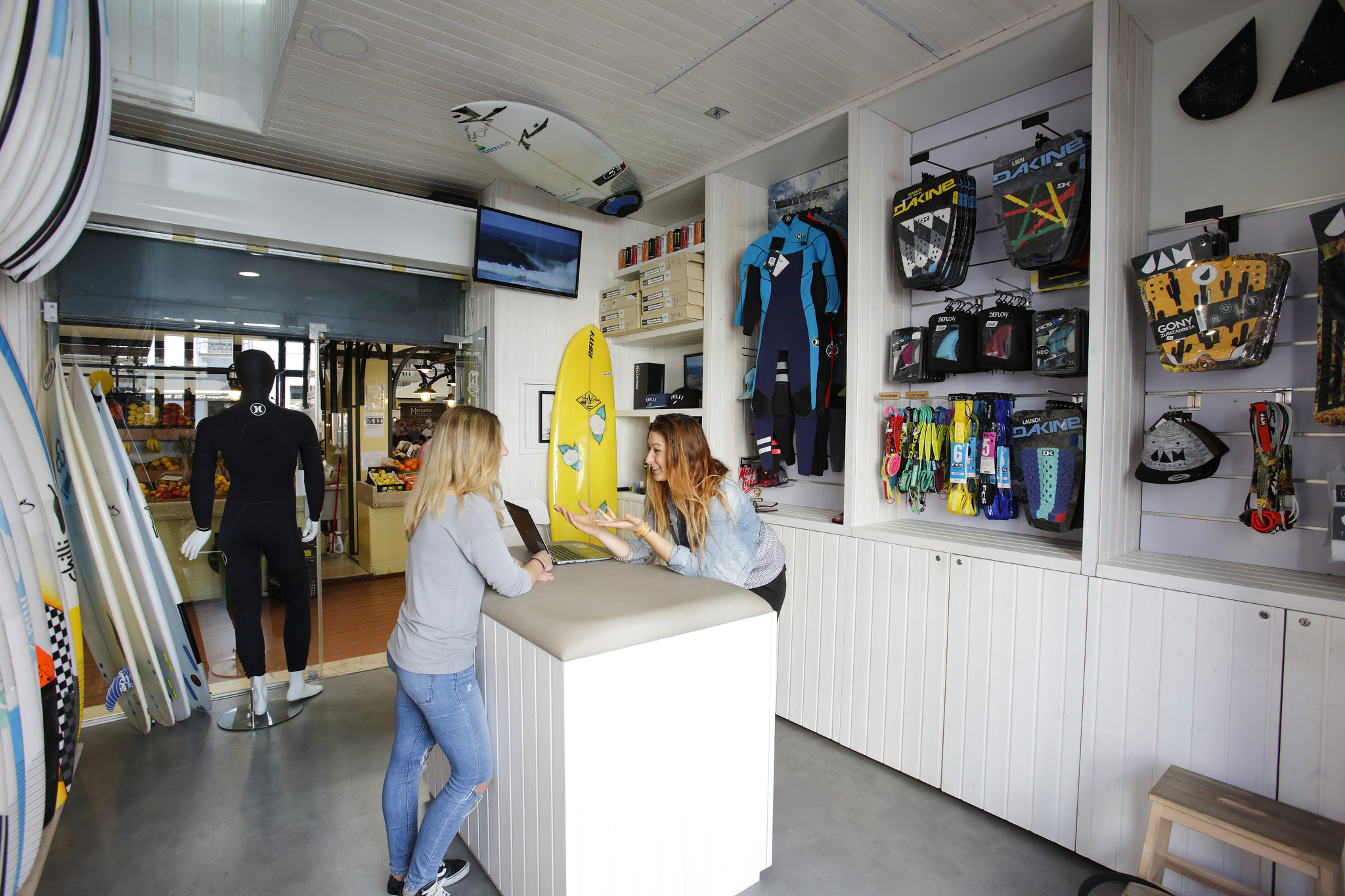 MJ Base Surf Caffe 07.JPG