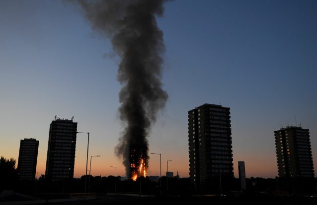 Impressionantes imagens de uma torre de Londres em chamas 7