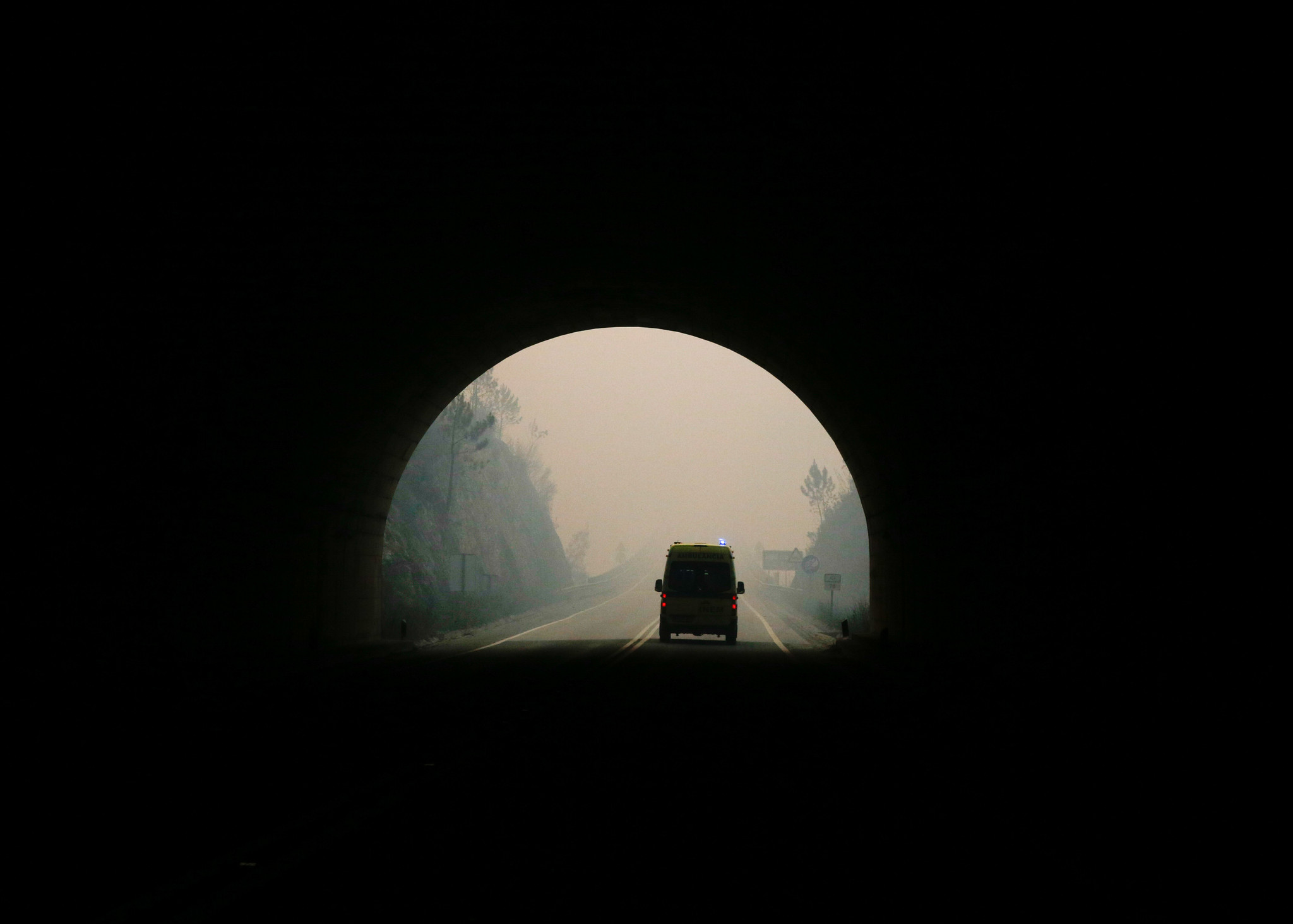 As imagens da estrada da morte: Um inferno de chamas, desespero e dor