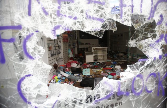 As imagens impressionantes de uma noite que transformou Hamburgo num cenário de guerra 14