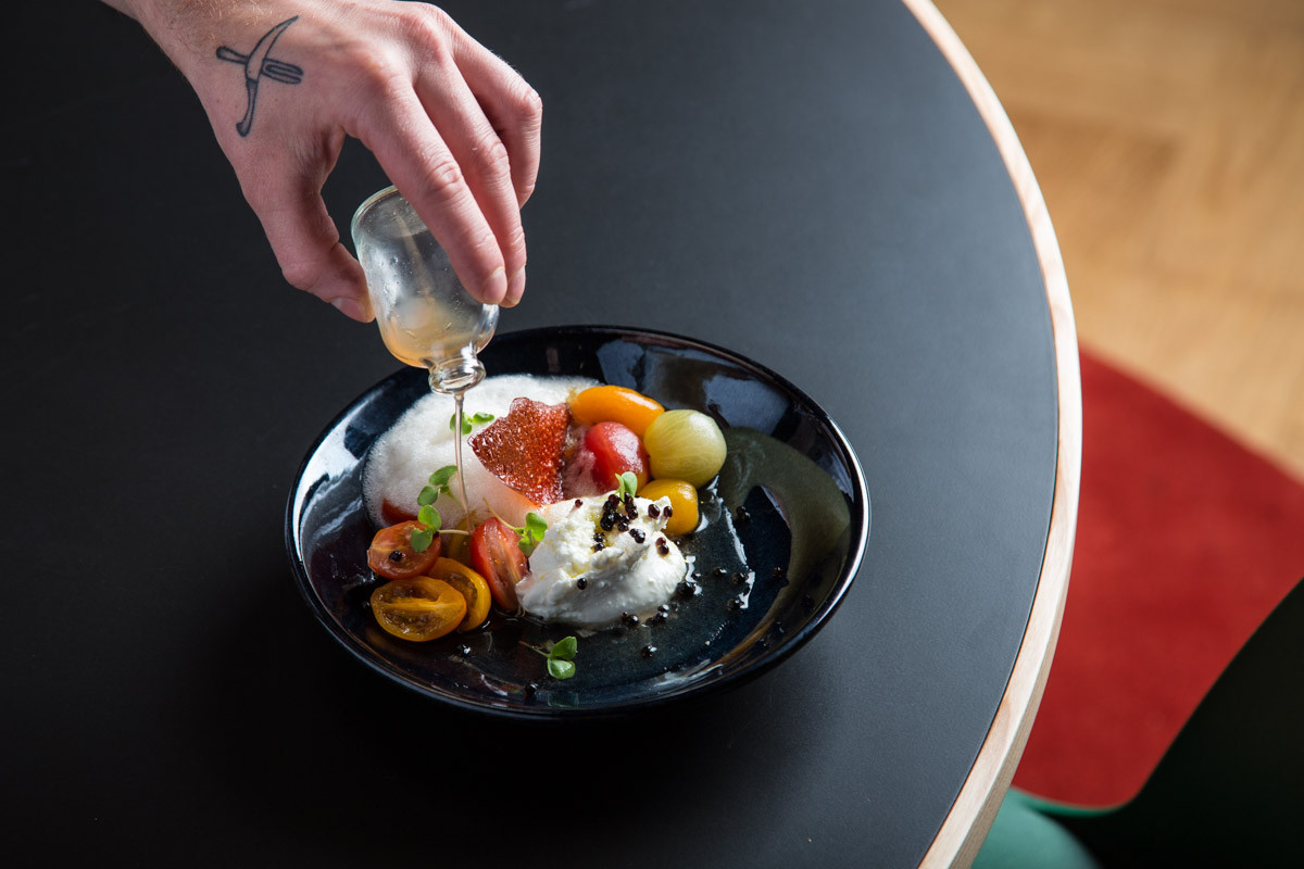 Tomate Bio com Burrata (Tomate Biológico em Texturas, Burrata, Manjericão e Caviar Balsâmico.jpg