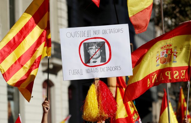 Milhares pedem em Barcelona unidade de Espanha e prisão para Puigdemont 2
