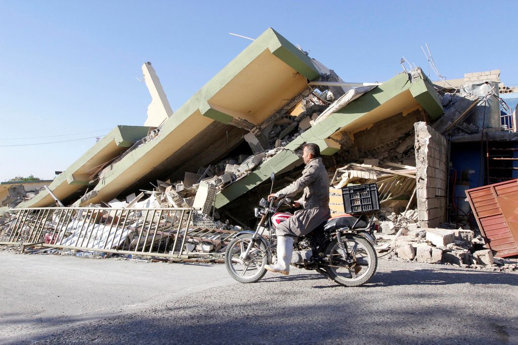 Imagens mostram a violência do sismo que fez mais de 400 mortos no Irão e no Iraque 31