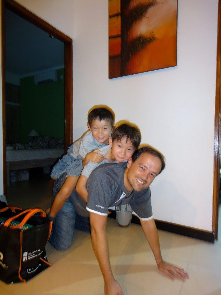 Tiago com os filhos.jpg