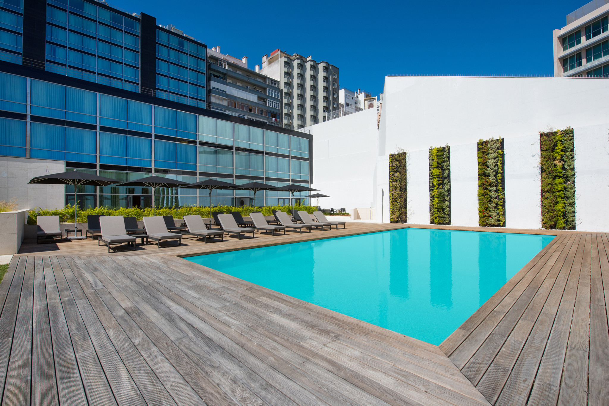 Piscina Exterior IBEROSTAR Lisboa.jpg